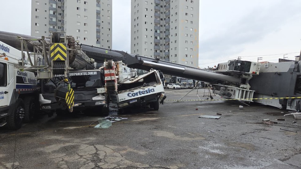 Guindaste que caiu sobre monotrilho na Zona Leste &mdash; Foto: TV Globo