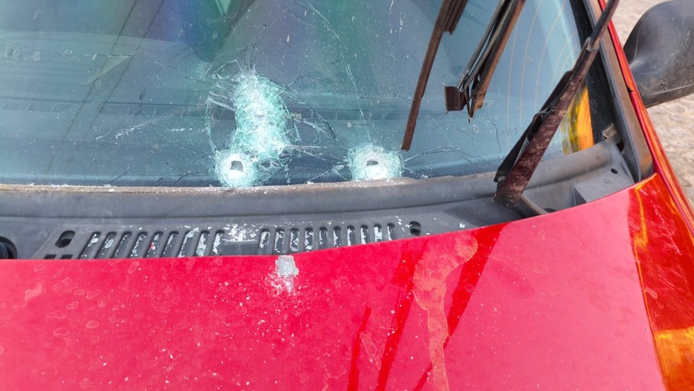 Carro de apoiador de político em Quixelô foi alvo de atentado atribuído a uma facção criminosa no Ceará — Foto: Reprodução