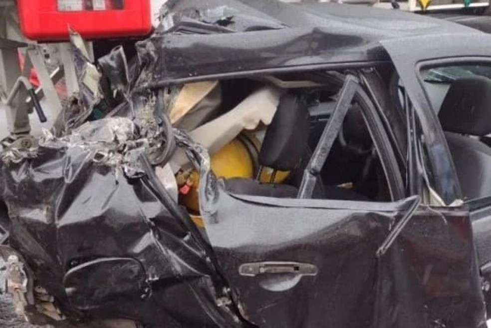 Veículo ficou destruído com o impacto — Foto: Reprodução/Redes Sociais
