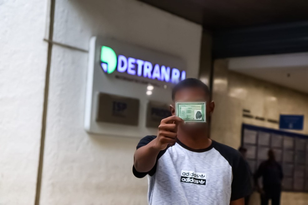 Jovem reencontrado pela avó após 15 anos tira carteira de identidade — Foto: Alexandre Simonini/Divulgação/DETRAN