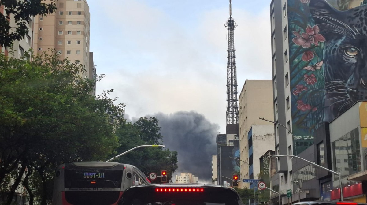 Ônibus pega fogo e forma coluna de fumaça na Avenida Rebouças, na Zona Oeste de SP