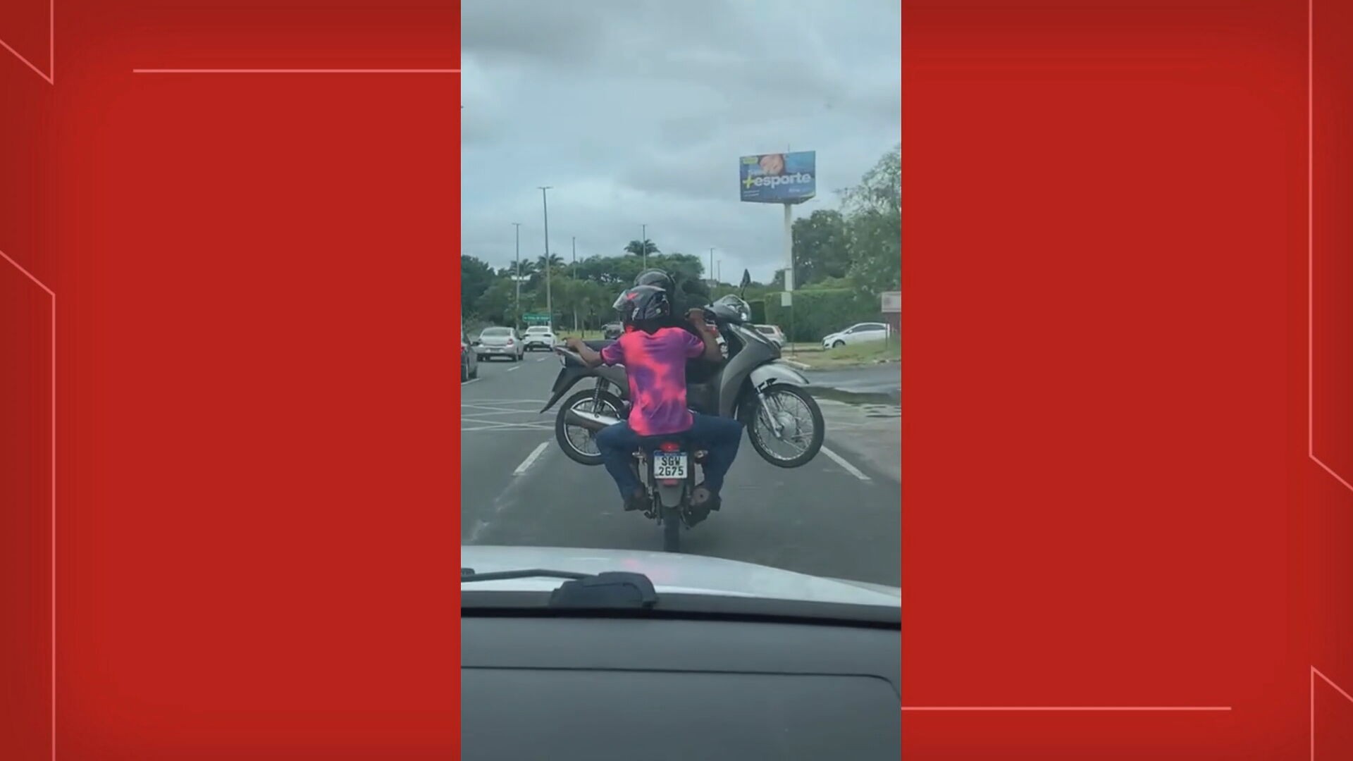 VÍDEO: motociclista é flagrado carregando outra moto na garupa, no DF