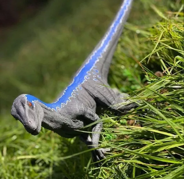 F de Jurassic World jovem de RR produz miniaturas de dinossauros