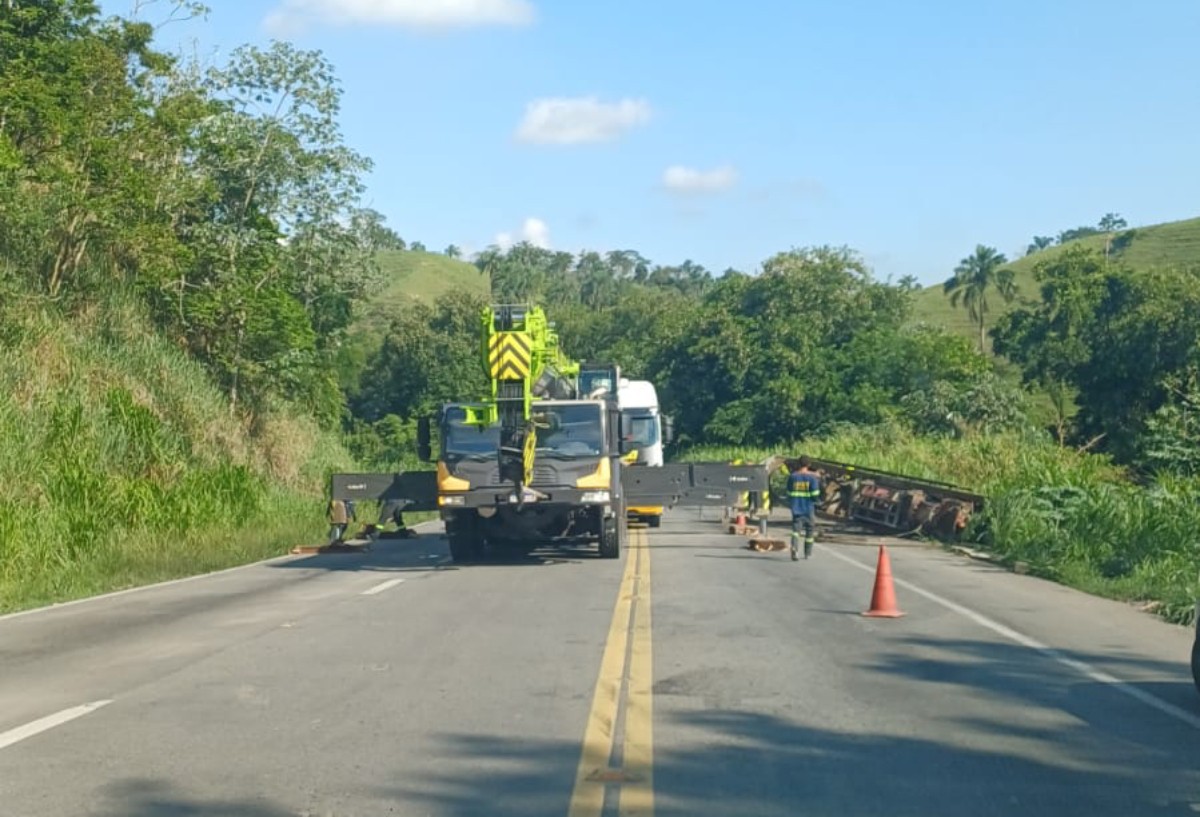 BR-393 é totalmente interditada para retirada de carga caída na pista em Barra do Piraí 