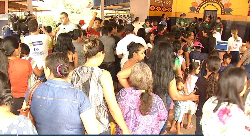Mais de 200 indígenas chegaram cedo para garantir a dose. — Foto: TV Morena