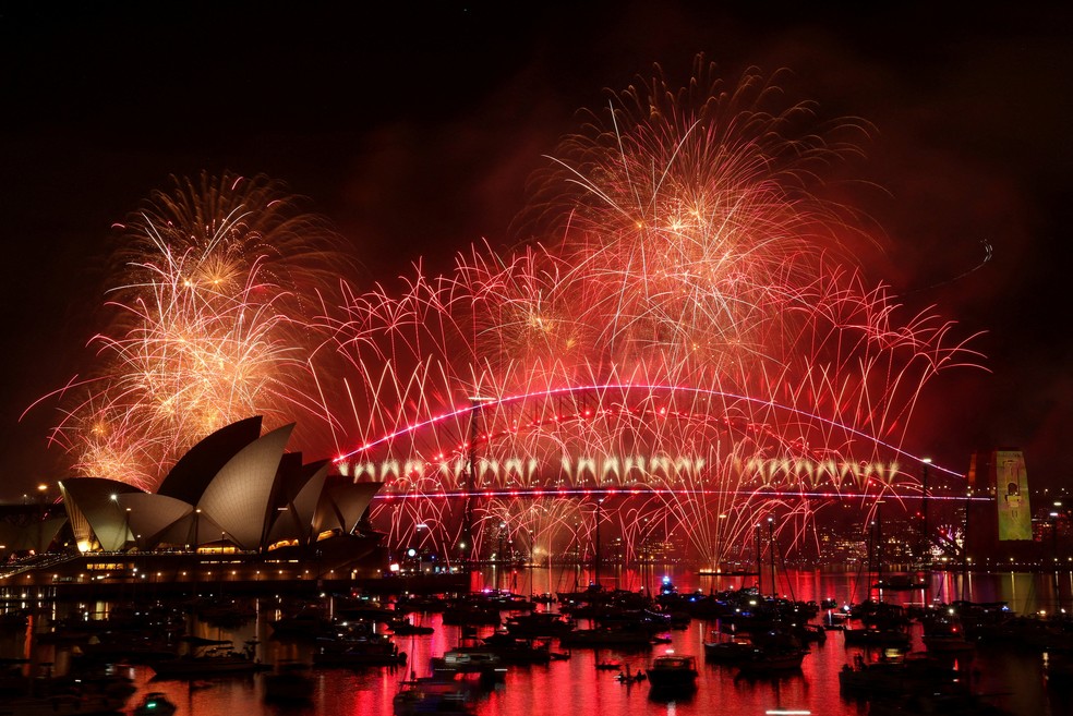 Queima de fogos na Ponte da Baía de Sydney durante réveillon na Austrália, para celebrar a chegada do ano de 2026 — Foto: Hollie Adams/Reuters