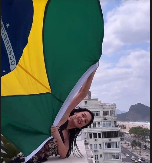 VÍDEO: Katy Perry mostra bandeira do Brasil e interage com fãs em Copacabana