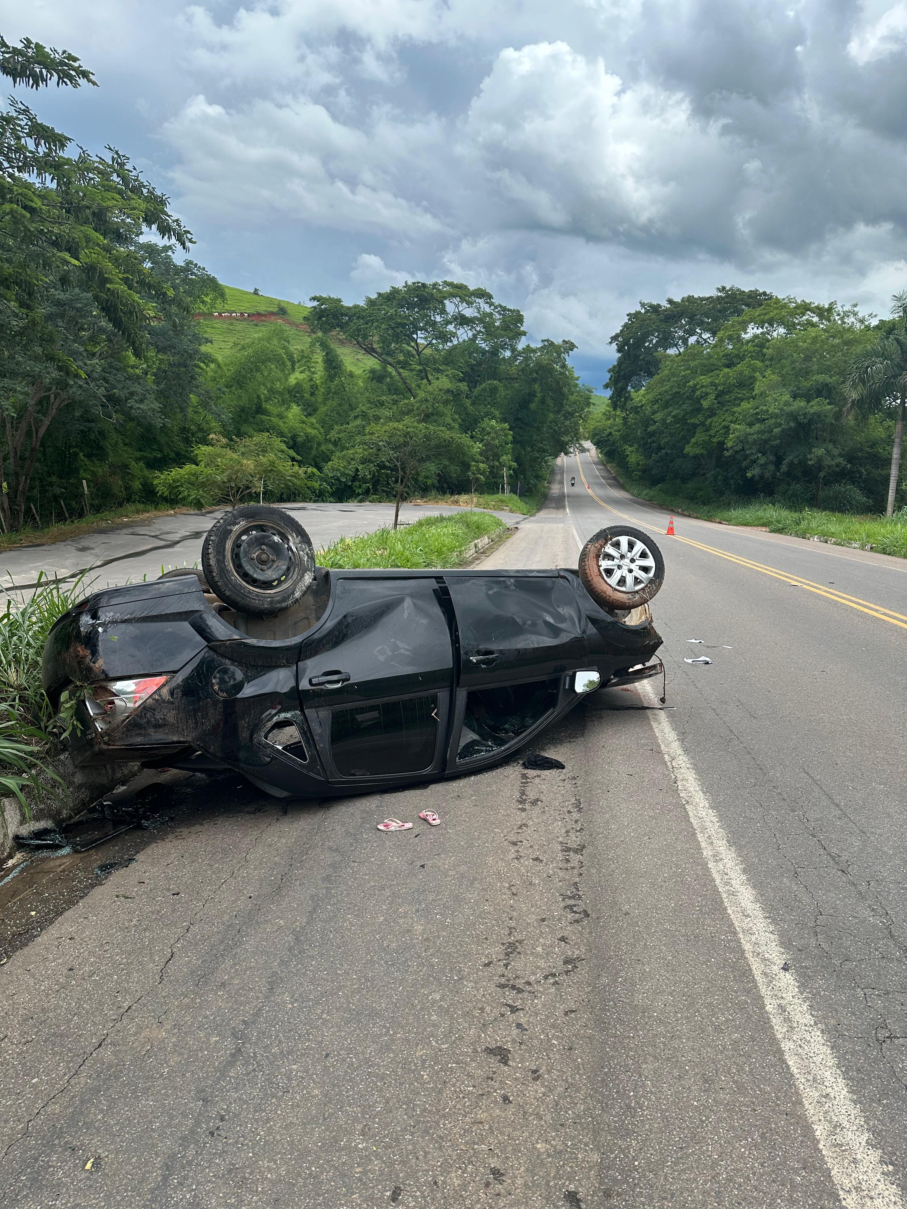 Crianças são arremessadas após carro capotar na BR-356; uma foi socorrida em estado grave