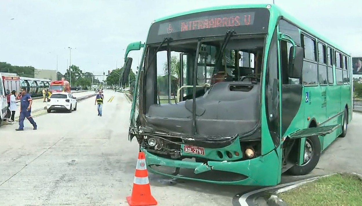 Acidente entre dois ônibus com passageiros deixa feridos em Curitiba