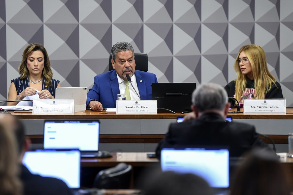 A relatora da CPI das Bets, senadora Soraya Thronicke (Podemos-MS), e o presidente da Comissão, senador Dr. Hiran (PP-RR), ouvem a influencer Virginia Fonseca no dia 13 de maio de 2025 — Foto: Edilson Rodrigues/Agência Senado
