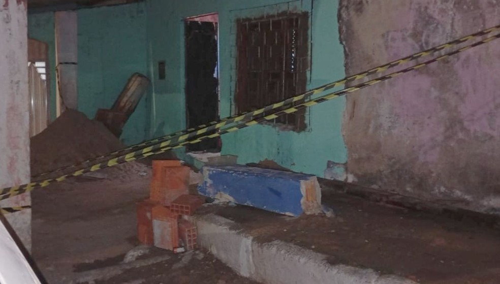 Criança morre após ser atingida por pilastra de residência em Aracaju — Foto: Antônio Moreira