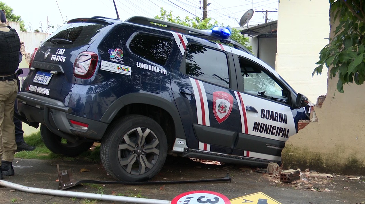 Viatura da Guarda Municipal de Londrina quebra muro de casa após equipe se envolver em acidente durante o trabalho