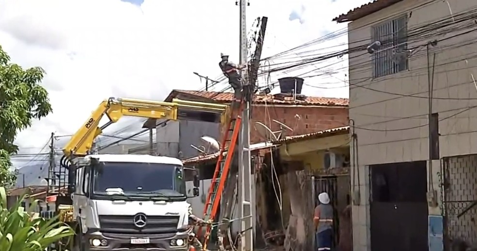 A energia da região caiu após choque entre caminhão e poste. — Foto: Reprodução