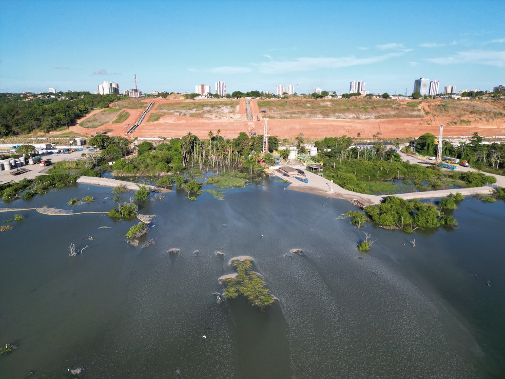 Parte da mina 18 da Braskem se rompe sob a lagoa Mundaú, no bairro do Mutange, em Maceió — Foto: Secom Alagoas