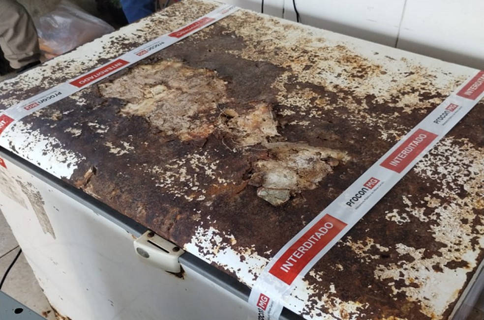 Freezer interditado após inspeção do Procon — Foto: Procon Minas Gerais