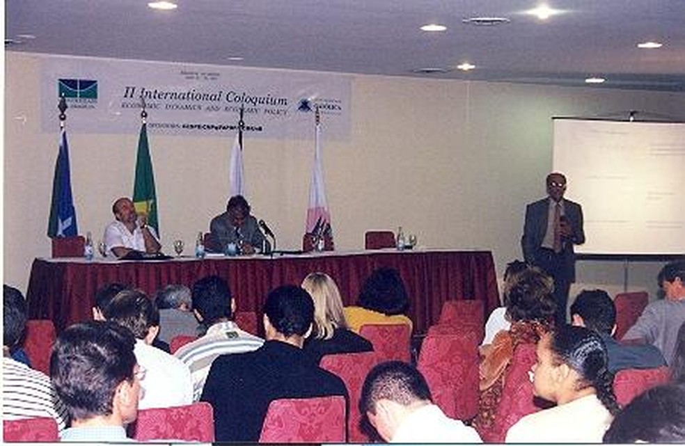 Professor Donald J. Harris, pai de Kamala Harris, apresenta palestra na Universidade de Brasília na década de 1990. — Foto: Divulgação/Universidade de Brasília