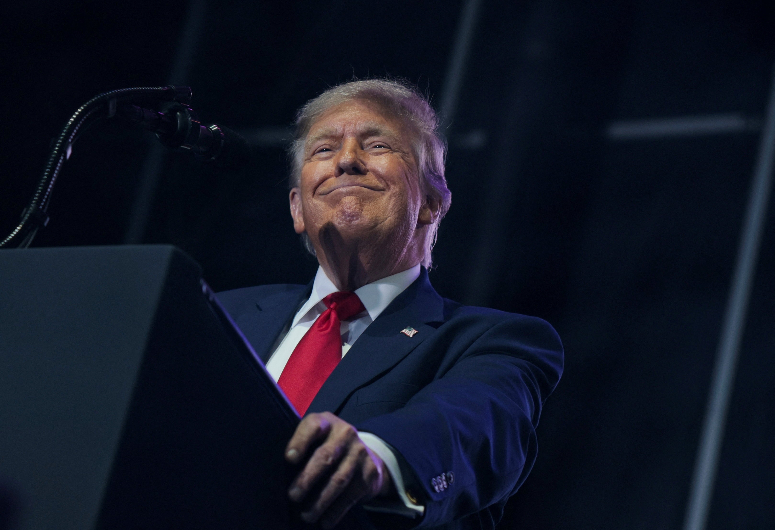 Trump comemora decisão da Suprema Corte que lhe permite demitir funcionários de agências federais