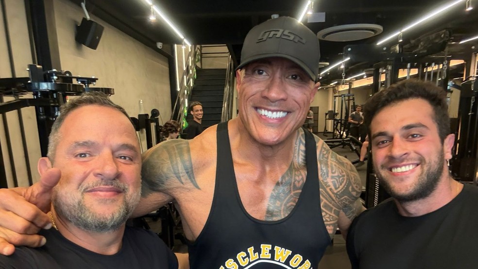 ‘The Rock’ treina em academia do Rio de Janeiro