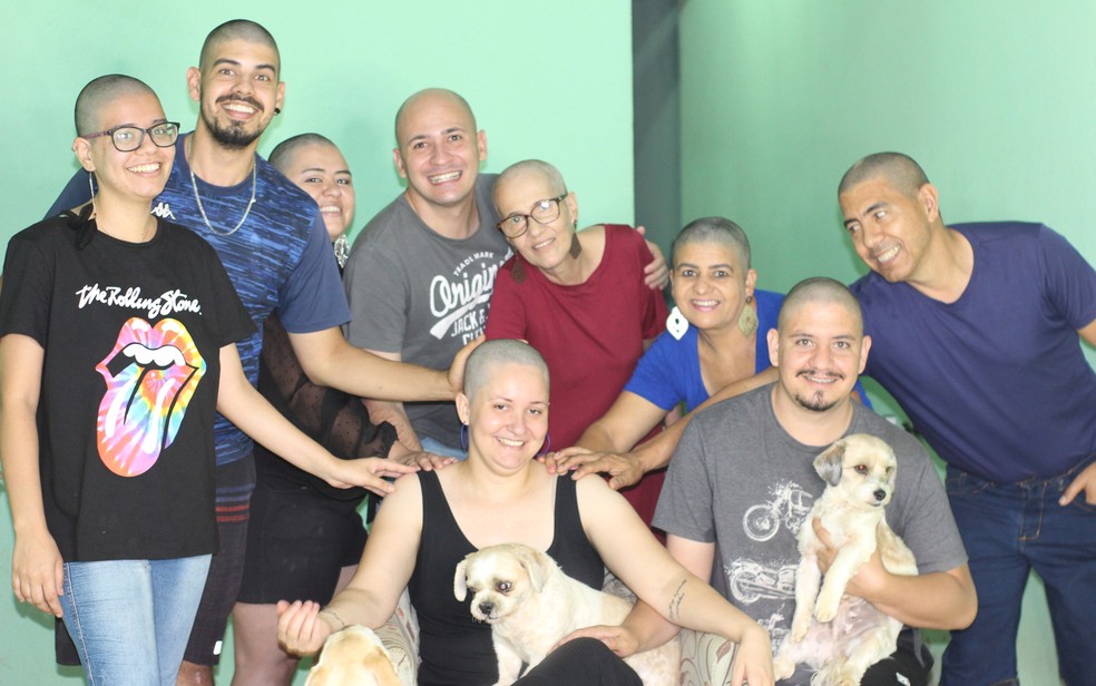 Usuário de fórum raspa cabelo para apoiar esposa com câncer