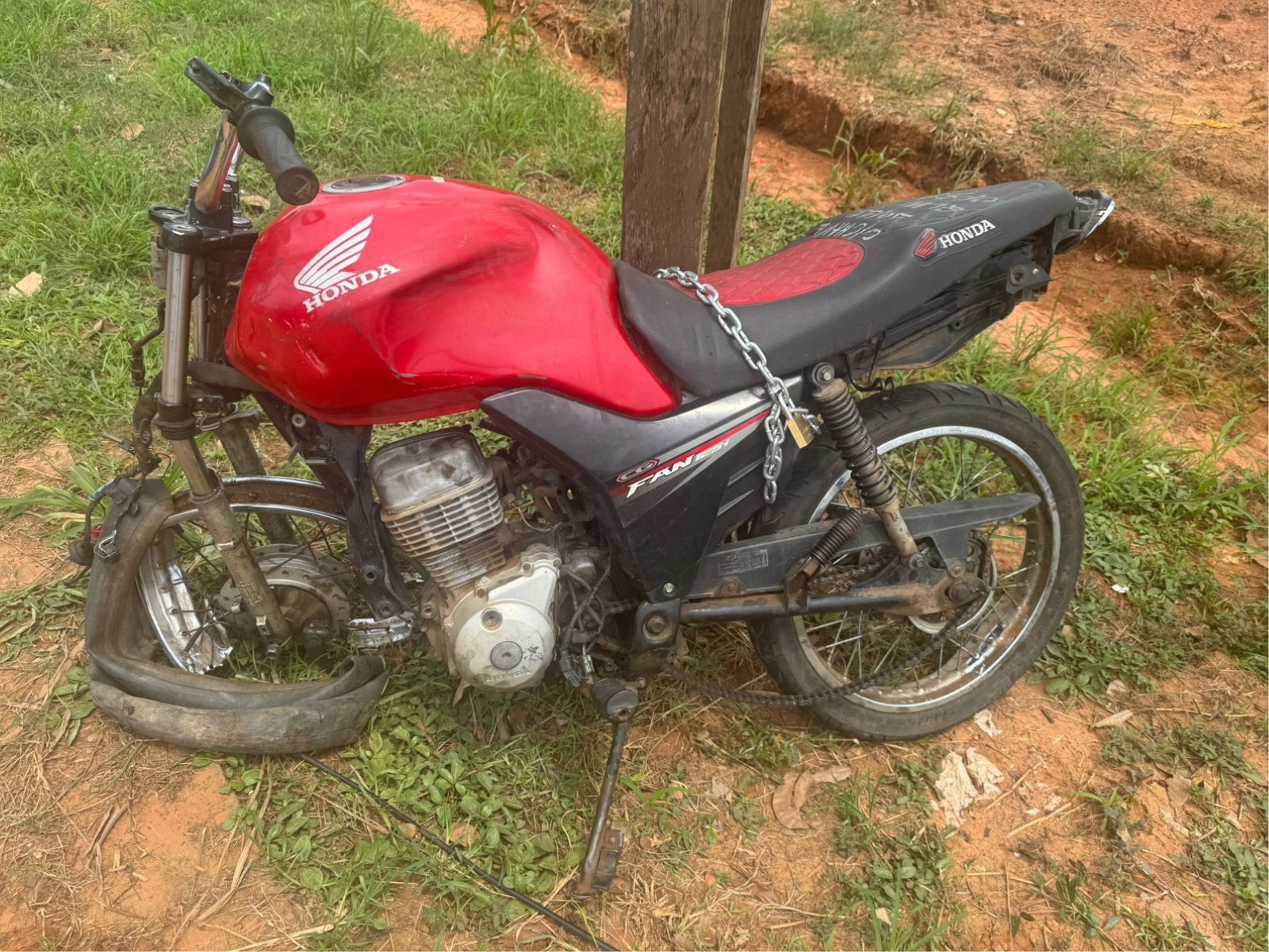 Moto de árbitro que morreu em acidente é furtada de outdoor, suspeito se arrepende e devolve veículo no AC; VÍDEO