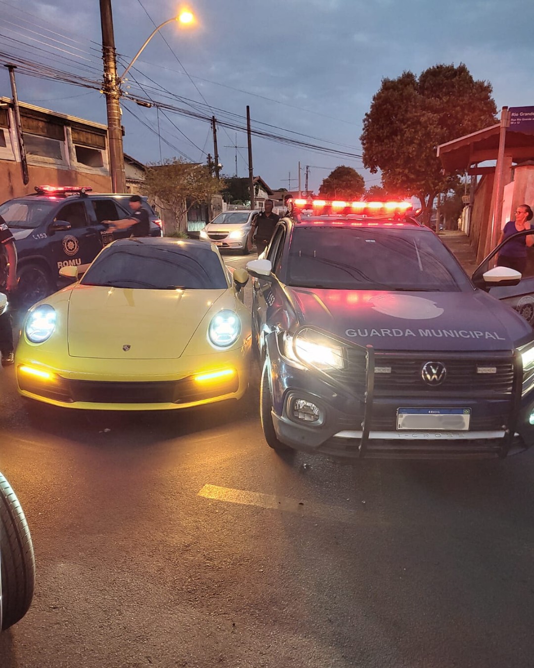 Motorista de Porsche sem placa tenta fugir e bate em viatura da Guarda Municipal em Jaguariúna