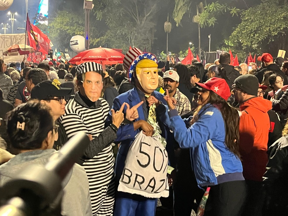 Ato contra super-ricos na avenida Paulista nesta quinta-feira (10) — Foto: Deslange Paiva/g1