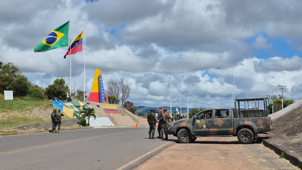 Militares do Exército na fronteira do Brasil com a Venezuela no dia 3 de janeiro de 2026 — Foto: Nalu Cardoso/g1 RR