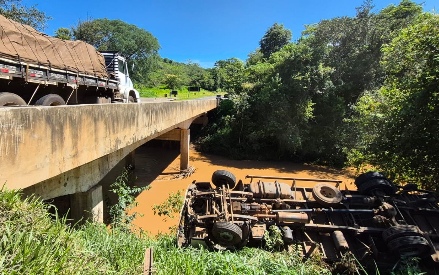 Caminhão bitrem cai em ponte após pane elétrica e colisão na MG‑050, em Itaú de Minas