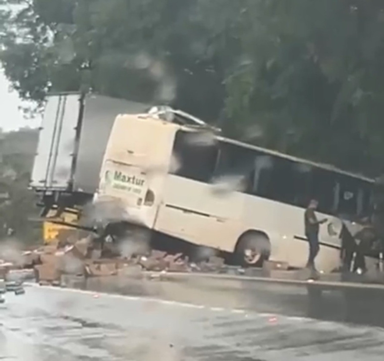Acidente entre caminhão e ônibus deixa feridos na BR-040