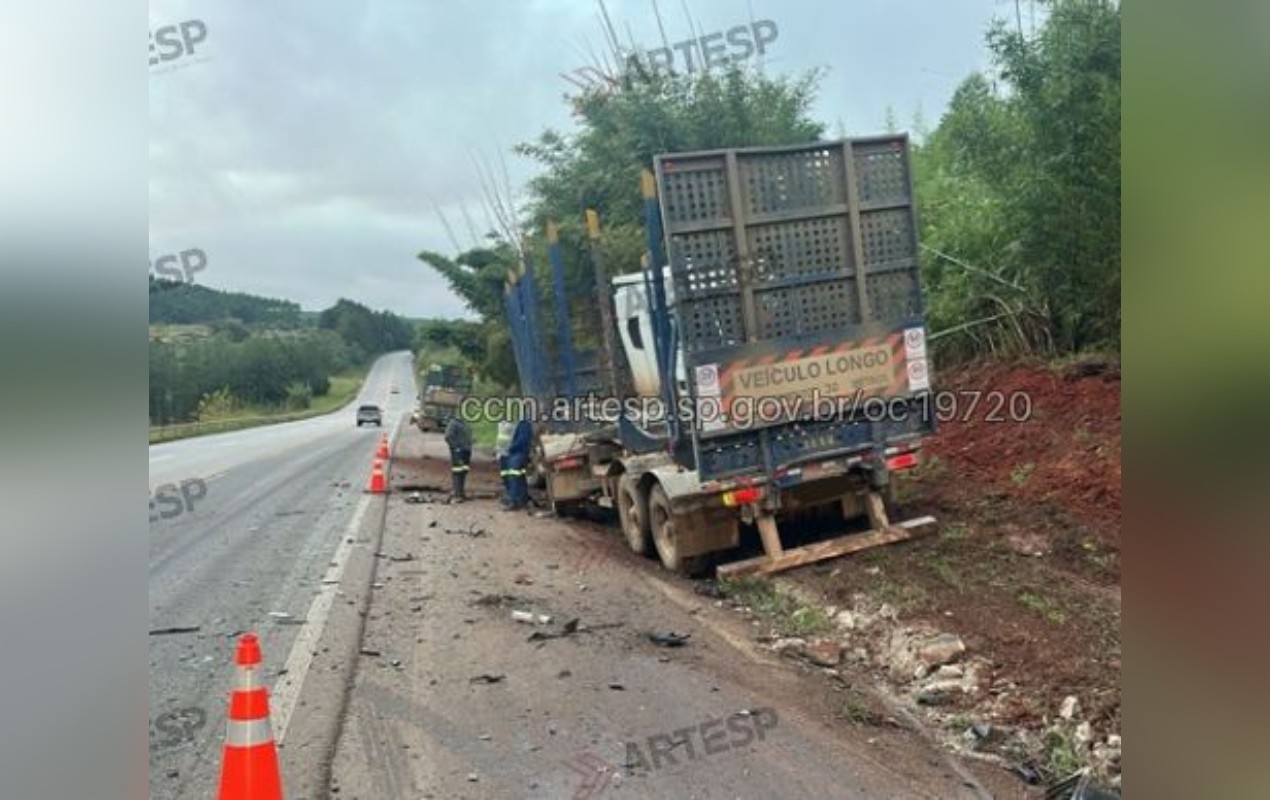 Batida entre carro e carreta deixa uma pessoa morta na Raposo Tavares em Itapetininga