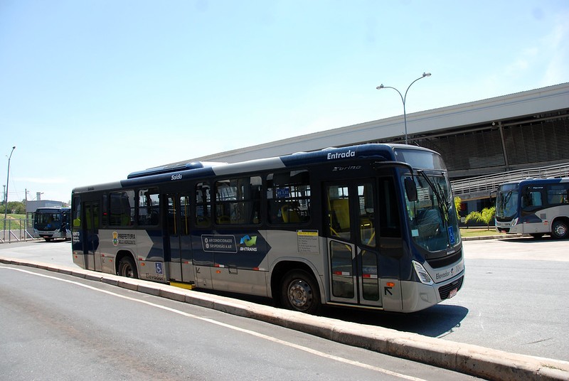 Criança é encontrada sozinha em ônibus; mãe já havia perdido guarda