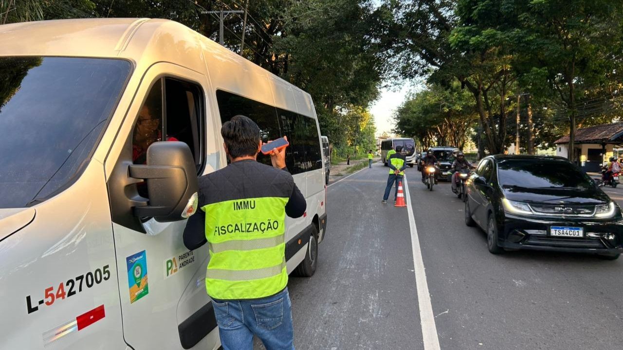 Micro-ônibus com roda sem parafuso é apreendido durante fiscalização em Manaus