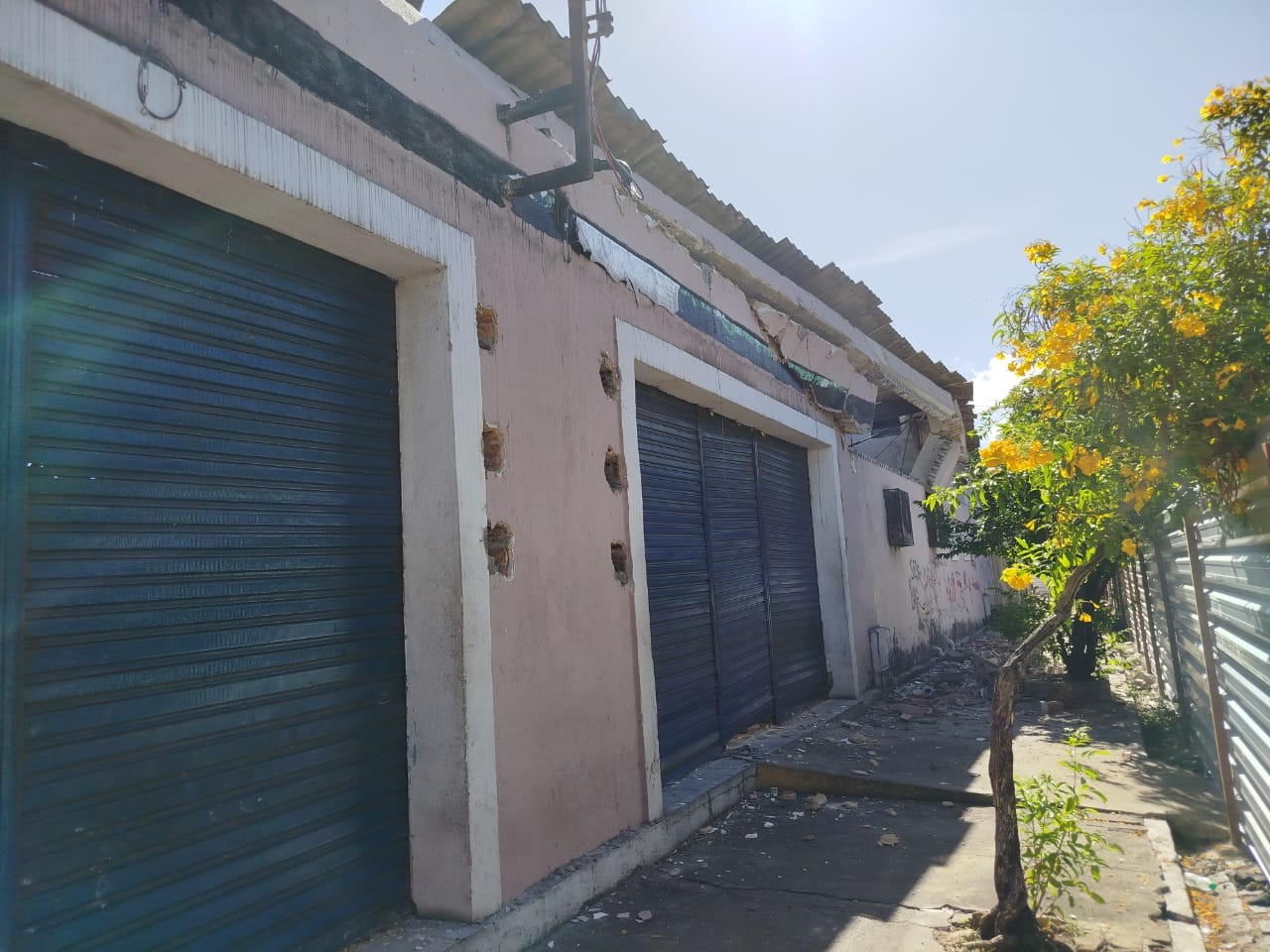 Parte de teto do Mercado de Jaraguá desaba durante obra em Maceió; VÍDEO