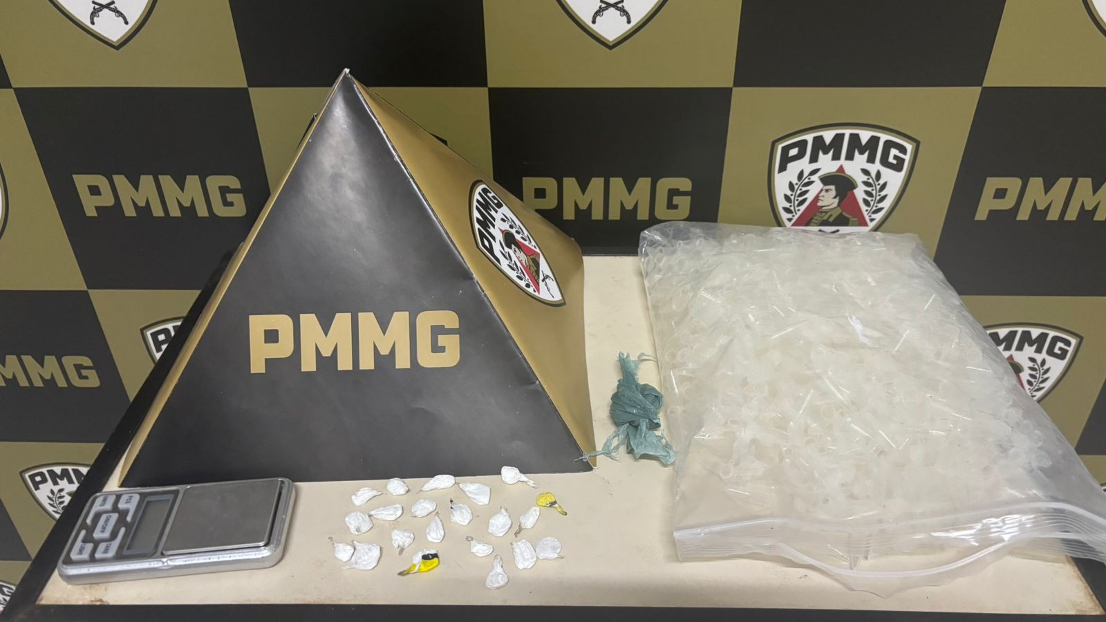 Homem aciona PM ao encontrar porções de cocaína durante vistoria em imóvel que havia alugado