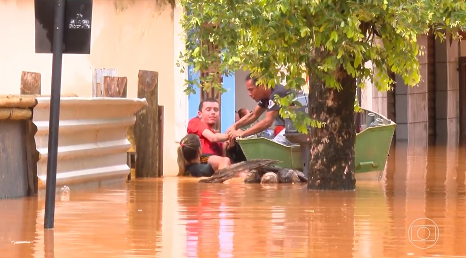 Temporal em Cataguases inunda ruas e deixa um desaparecido; nível do Rio Pomba não para de subir