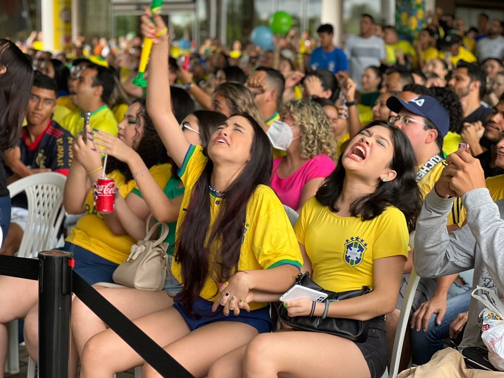 Museu do Futebol, Torcedores assistem o jogo Brasil X Sérvi…