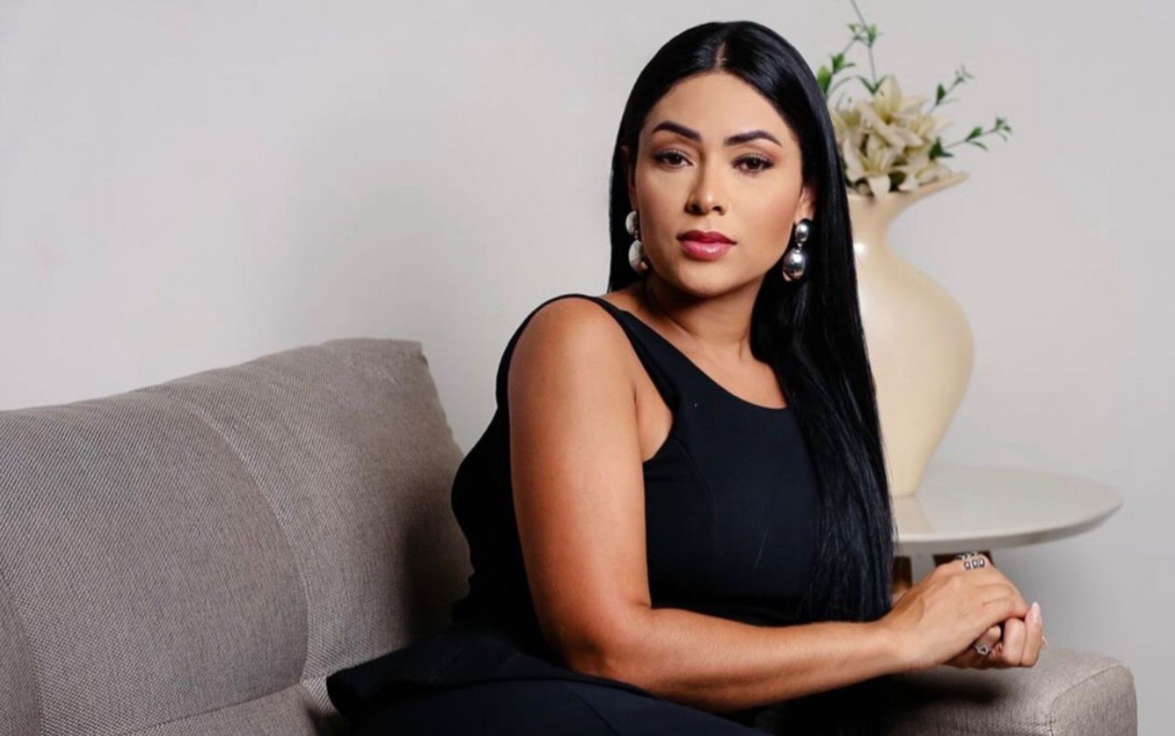 Corpo de empresária morta por namorado diretor de presídio é velado na Bahia