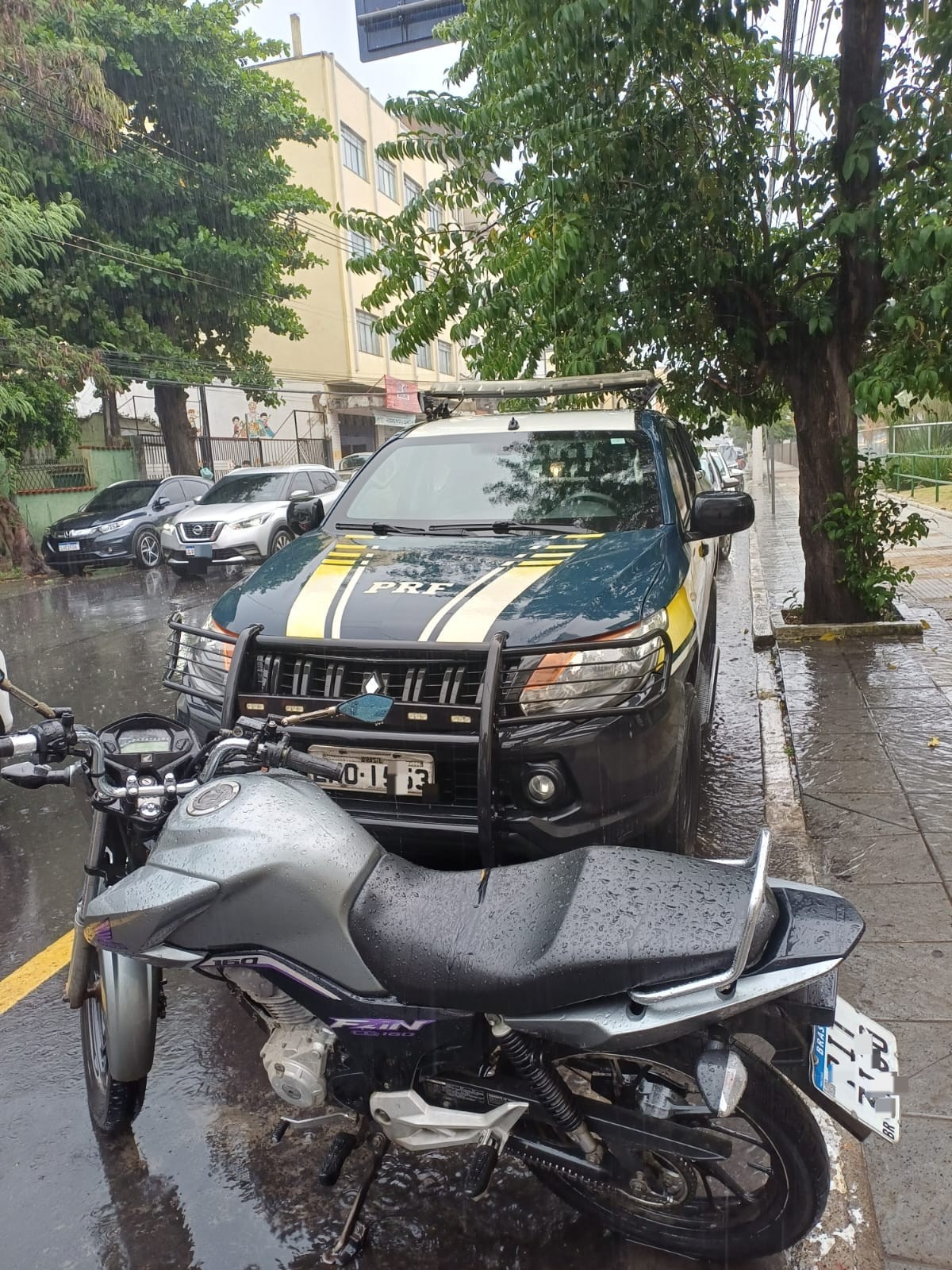 Jovem de 19 anos é presa com moto adulterada em Volta Redonda