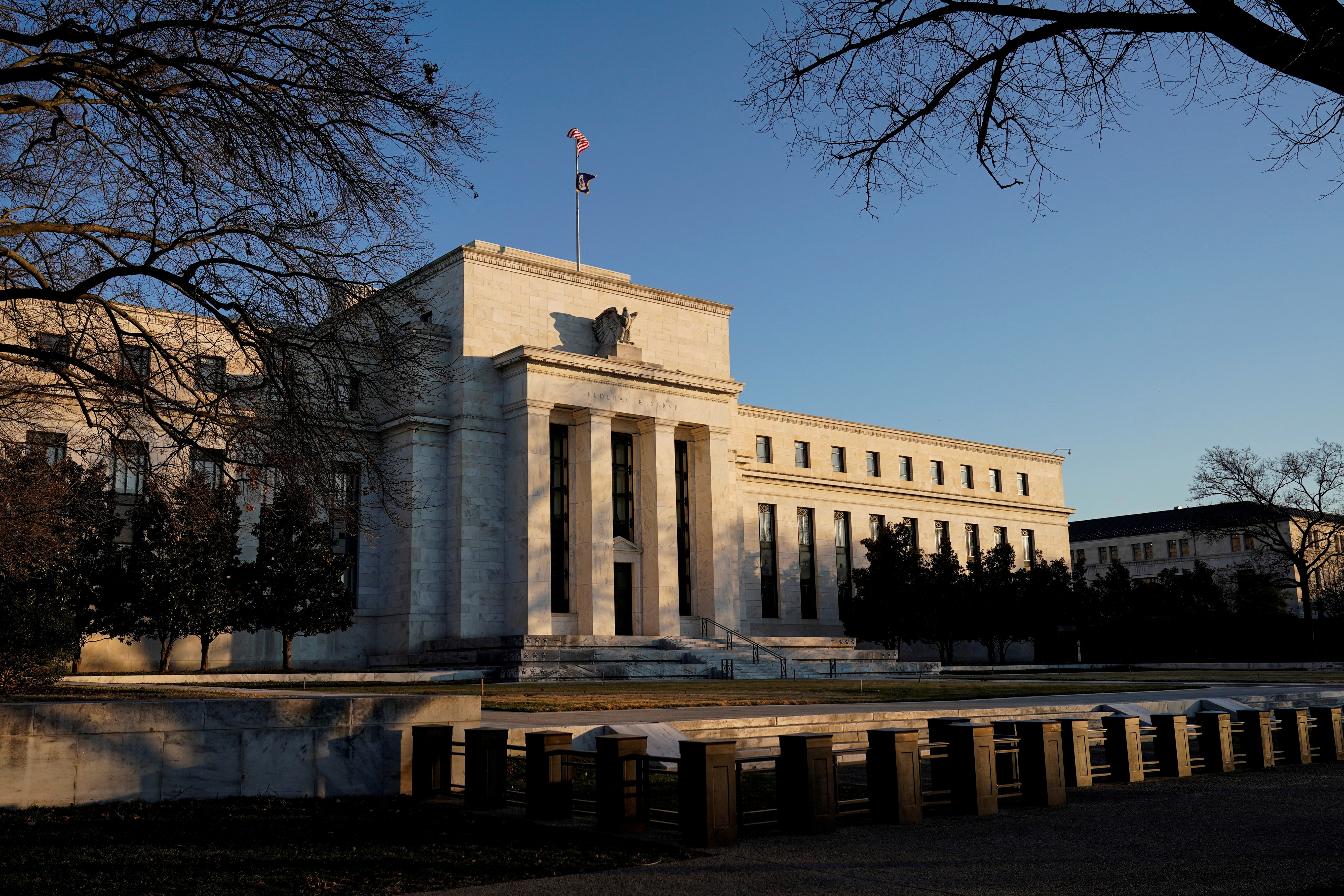 Fed mantém juros dos EUA na faixa de 5,25% a 5,50% ao ano e prevê três cortes em 2024