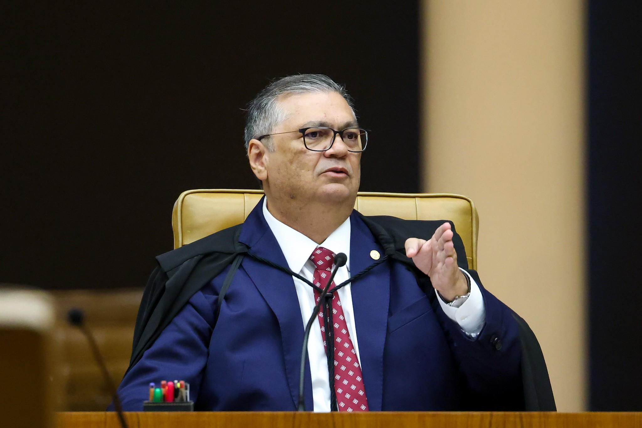 Dino manda PF investigar suposto financiamento estrangeiro na campanha de Flávio Bolsonaro