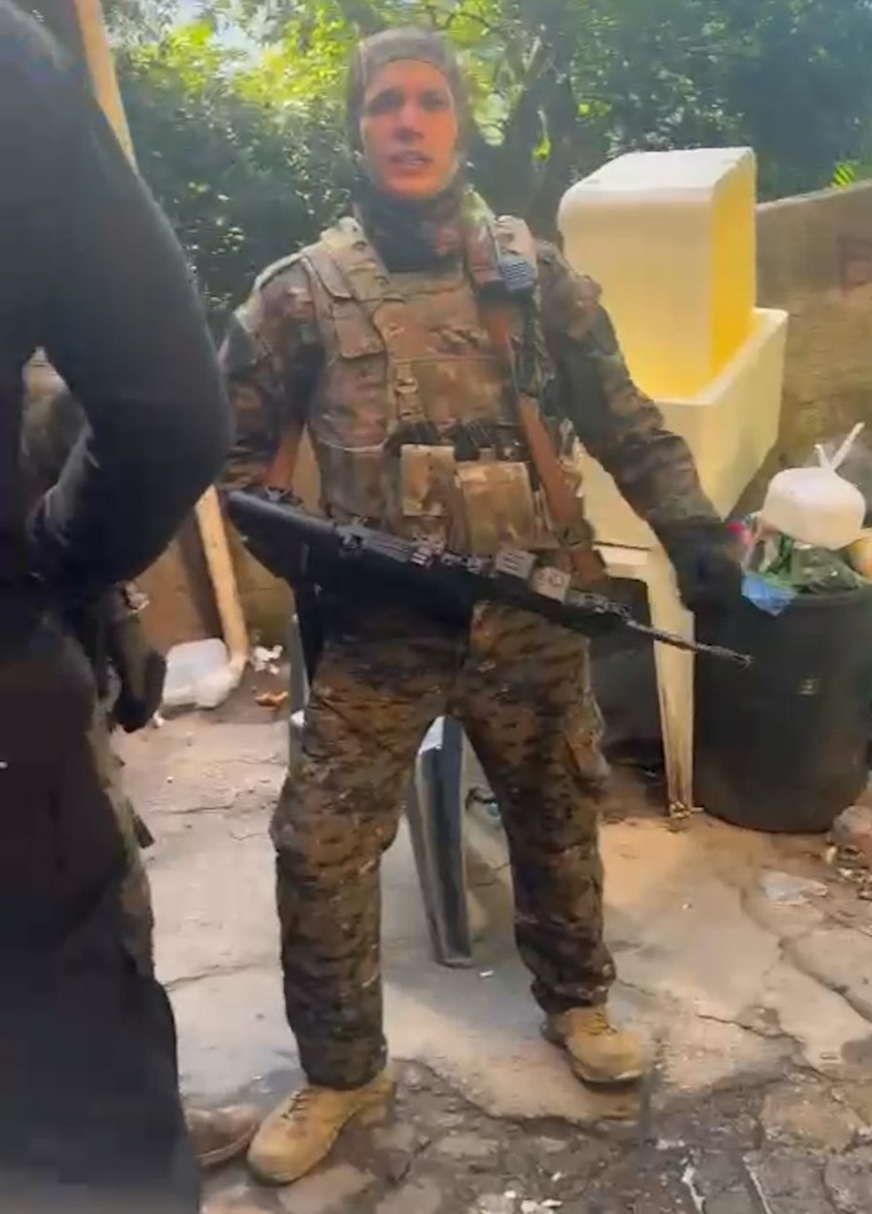 PM sem câmera corporal na Rocinha; moradores denunciam abusos — Foto: Reprodução