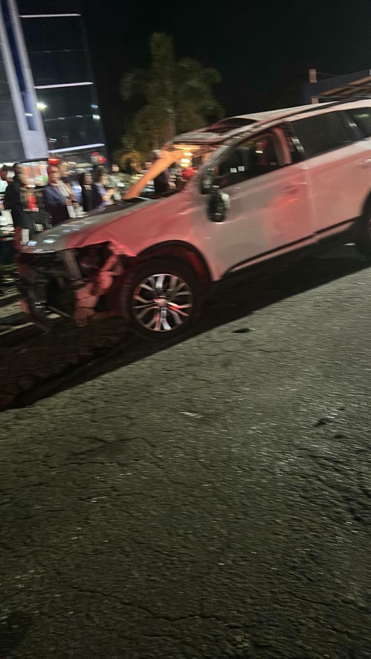 Carro capota e deixa três feridos em Resende