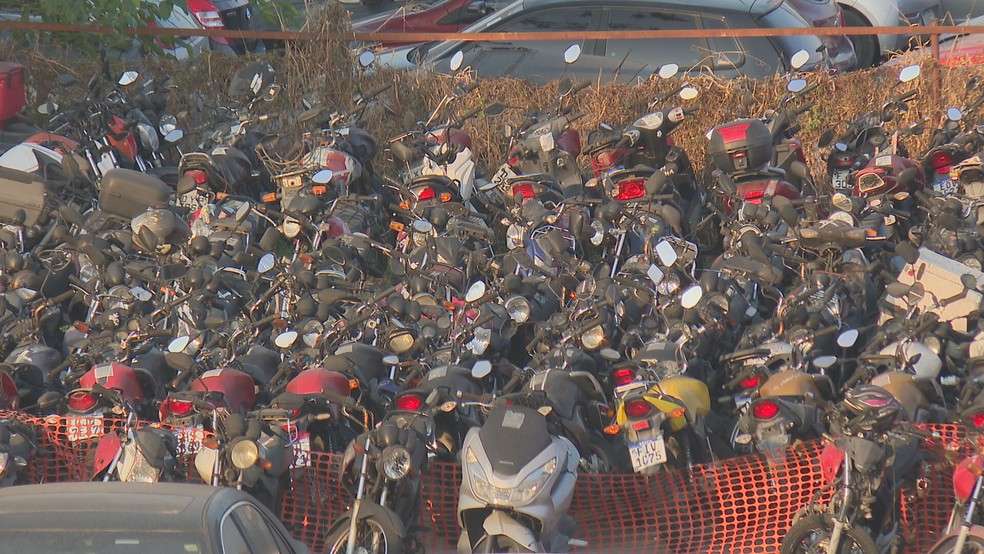 Motocicletas representam grande parte dos veículos parados em pátios. — Foto: Reprodução TV Globo