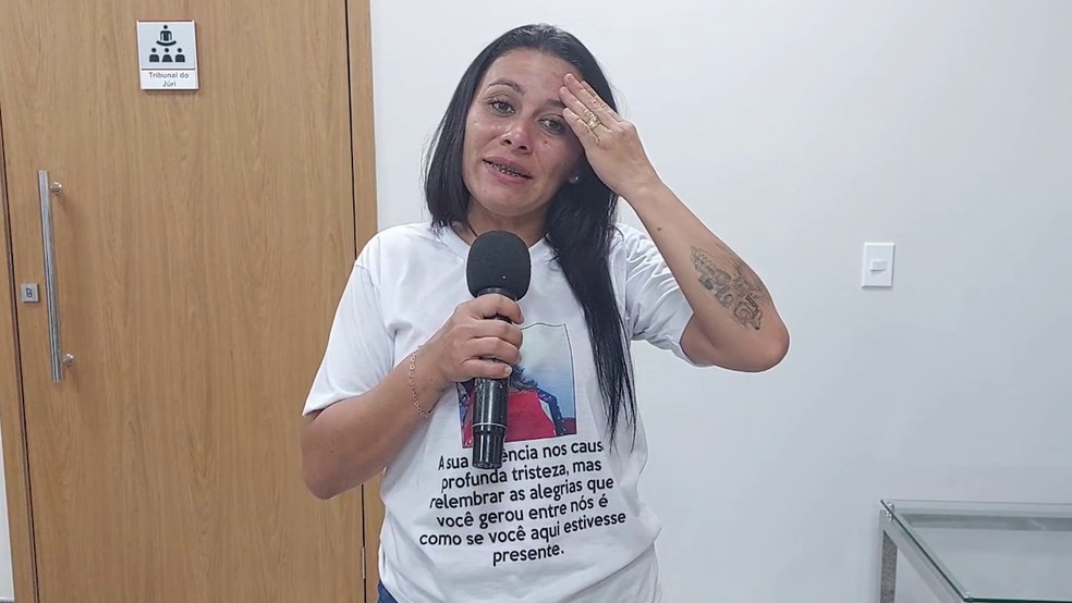 Edilene, irmã da vítima, fala durante o julgamento do acusado que matou sua irmã — Foto: Rede Amazônica
