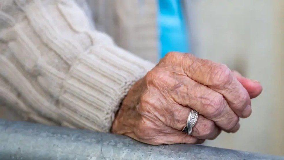 No Brasil, o trabalho de cuidador é tipicamente feito por 'uma mulher com cerca de 40 anos de idade, negra, pobre, com poucos anos de estudo', diz pesquisado — Foto: GETTY IMAGES