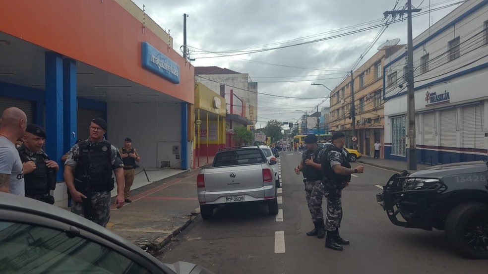 Ruas no entorno da loja foram fechadas para negociação da polícia com suspeitos — Foto: Mônica Dau/RPC Londrina