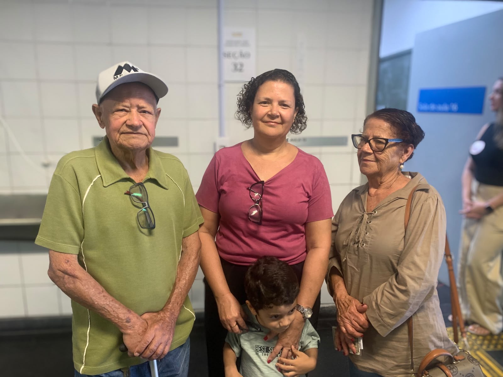 Professora viaja 85 km para votar em Cubatão acompanhada dos pais e do filho de 3 anos