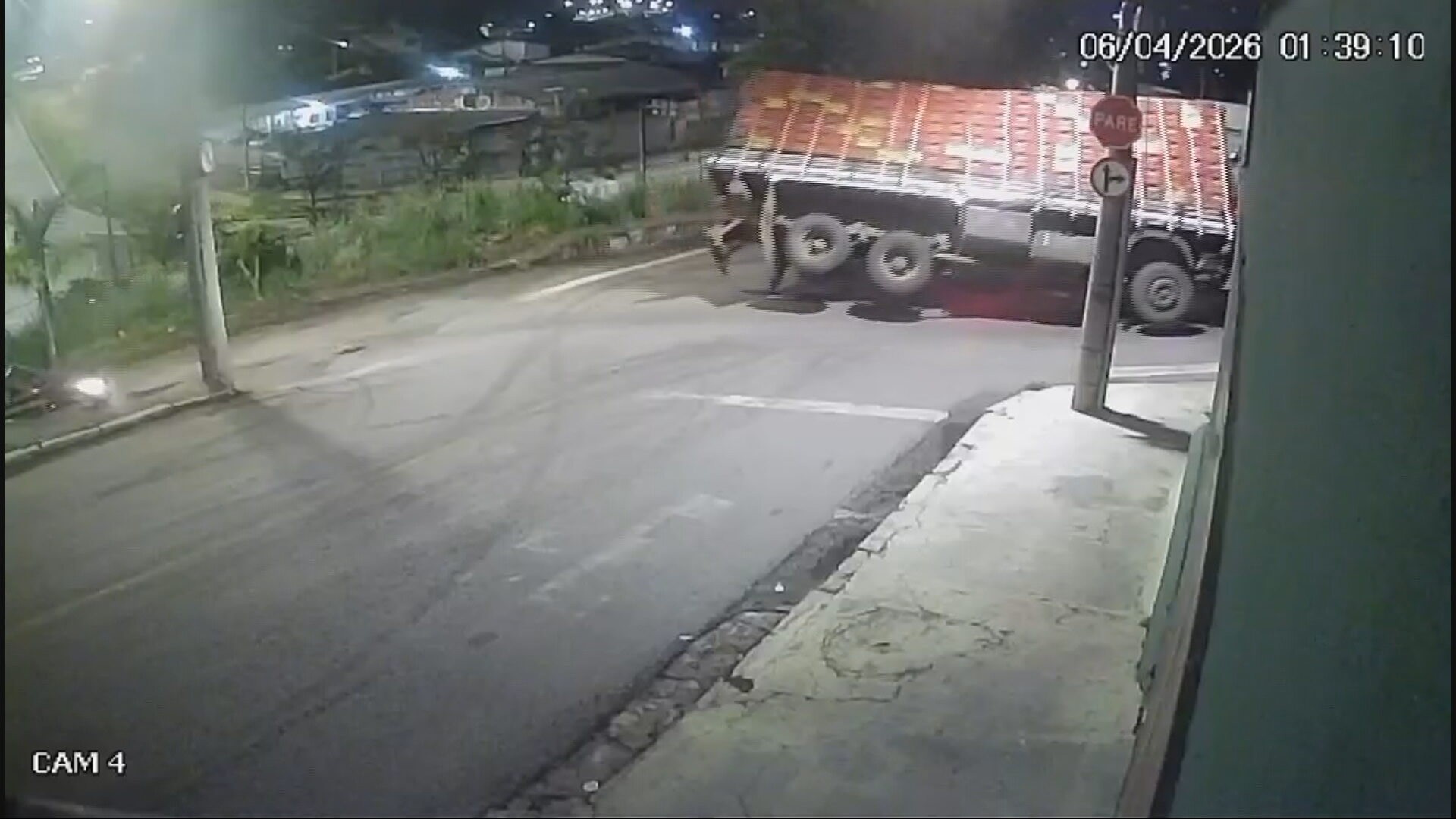 Caminhão carregado com laranjas tomba em BH, VÍDEO