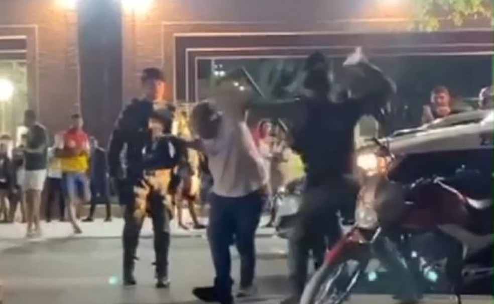 Motociclista é agredido por policiais ao ser flagrado fazendo barulho com escapamento da moto em Barbalha. — Foto: Reprodução