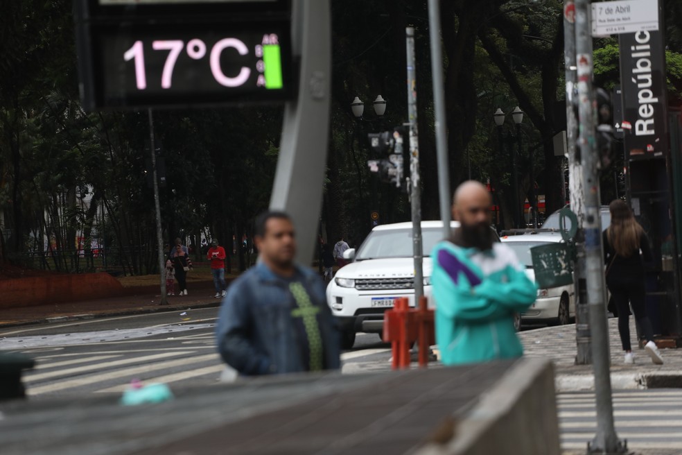 Baixa temperatura e chuva, com termômetros marcando 17°C graus, faz pedestres e moradores de rua se protegerem do frio na Praça da República, centro de São Paulo. — Foto: RENATO S. CERQUEIRA/ATO PRESS/ESTADÃO CONTEÚDO